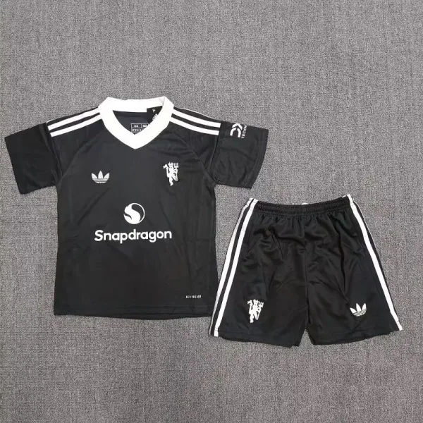 24/25 Manchester United black goalkeeper kids kit
