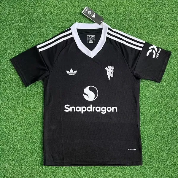 24/25 Manchester United black goalkeeper jersey